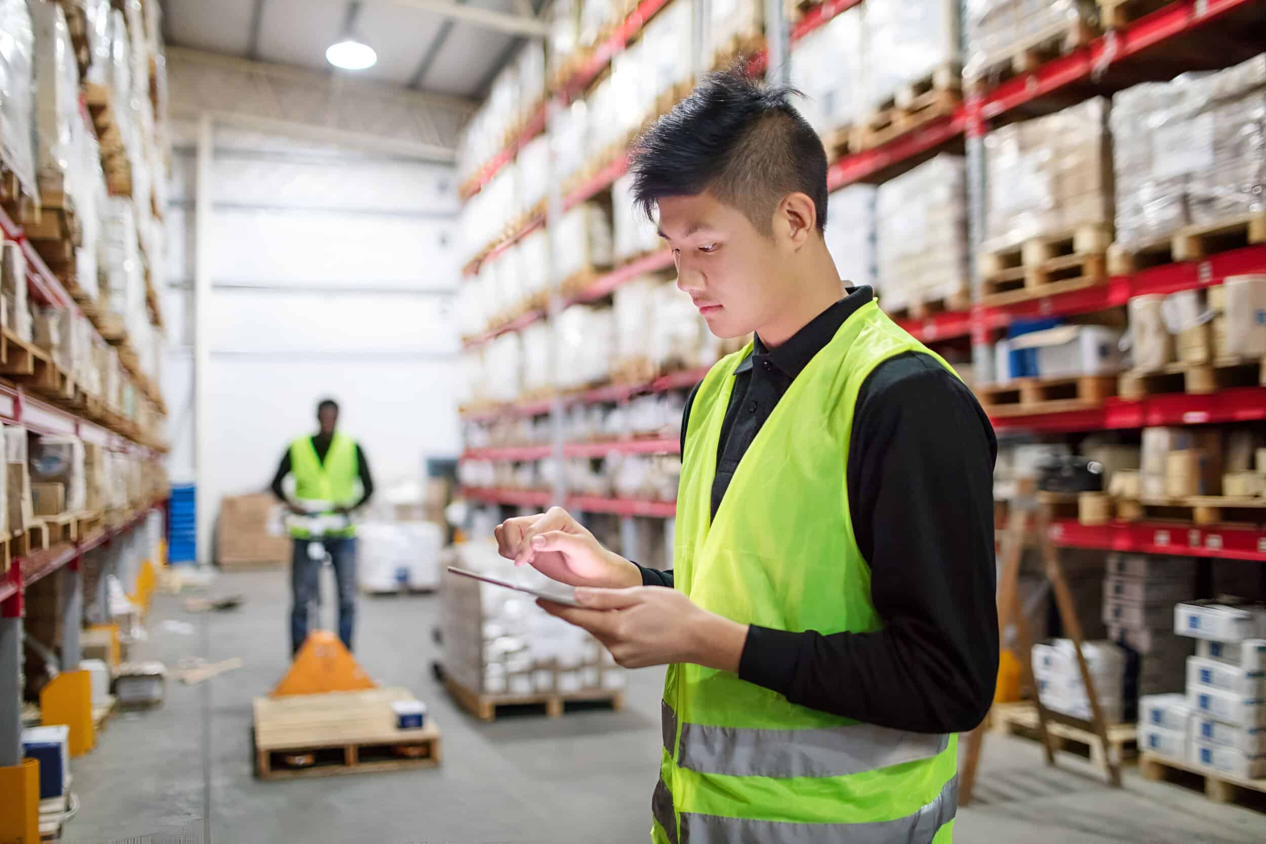 Muncitori internaționali pentru depozite și logistică: ambalatori manuali, manipulanți marfă, pickeri, stivuitoriști